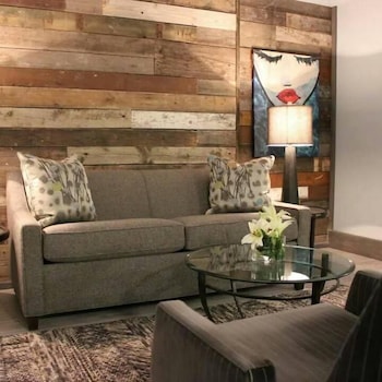 Vintage Block Inn Suites 16/28