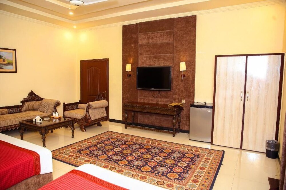 SHELTON HOUSE, LAHORE 18/24