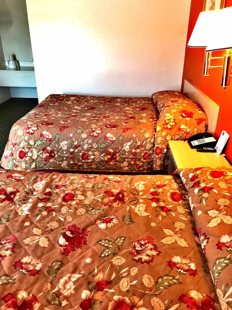Americas Best Inns Moline 10/23