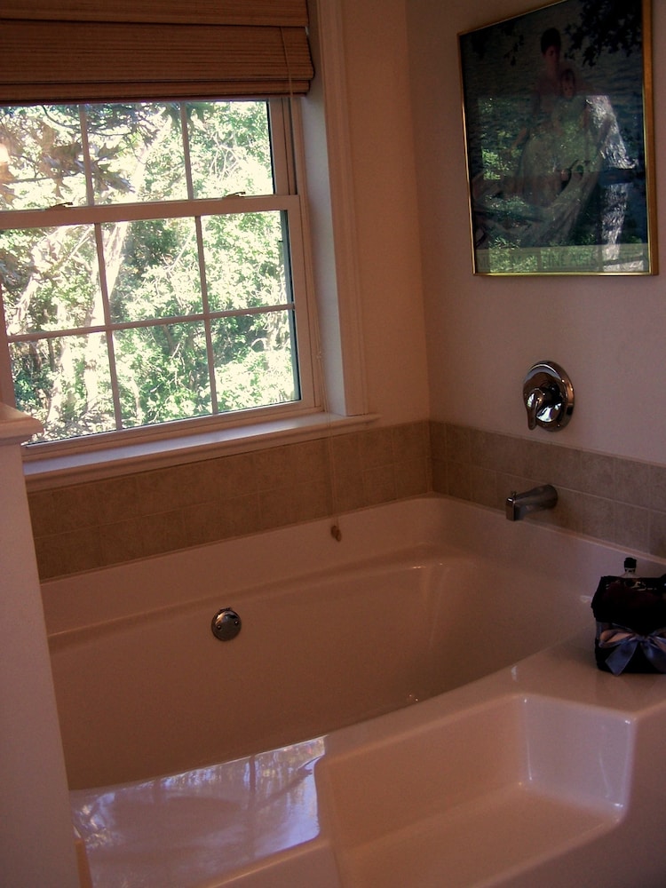 The Baywood Bed and Breakfast 21/23