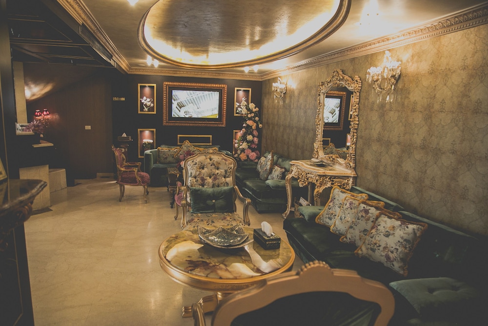 QUEENS SUITE HOTEL 43/61