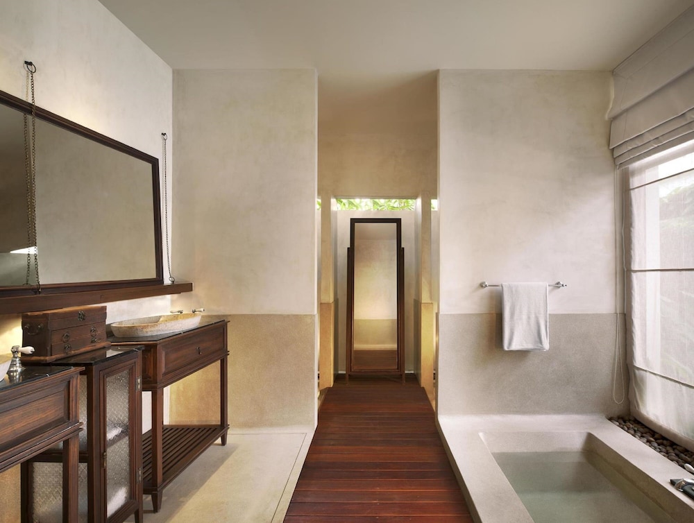 Suite, King Bed, Pool Access
