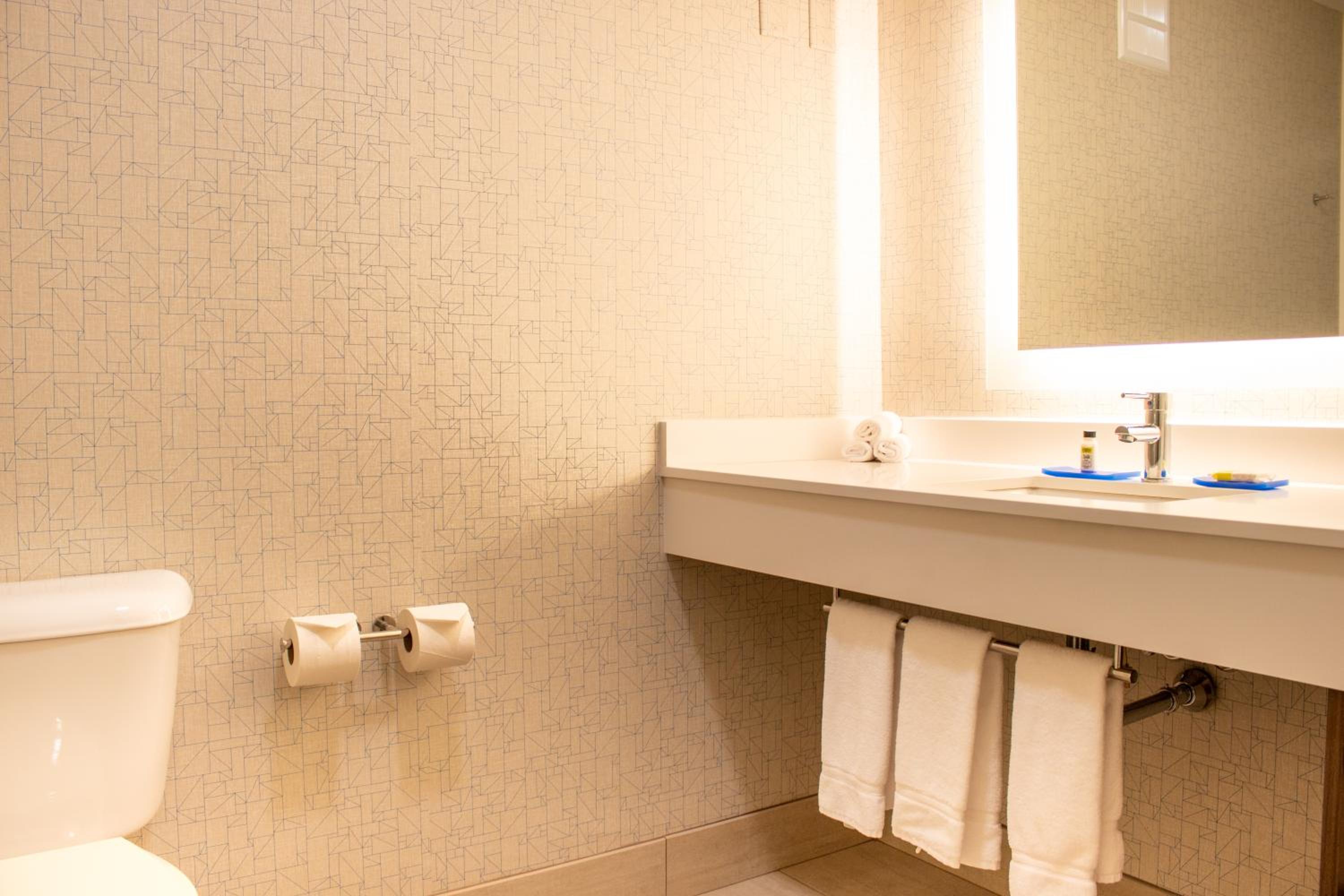 جناح بغرفتي نوم، Holiday Inn Express Hotel & Suites Wausau 5/5