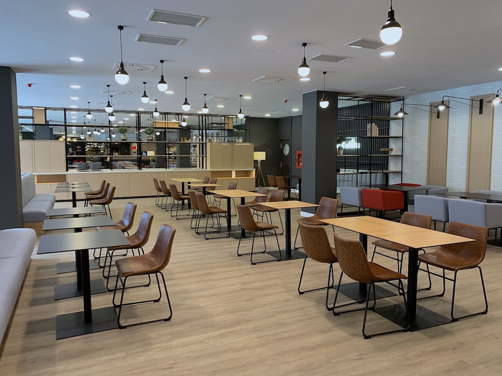 Ramada by Wyndham Valencia Almussafes 38/56