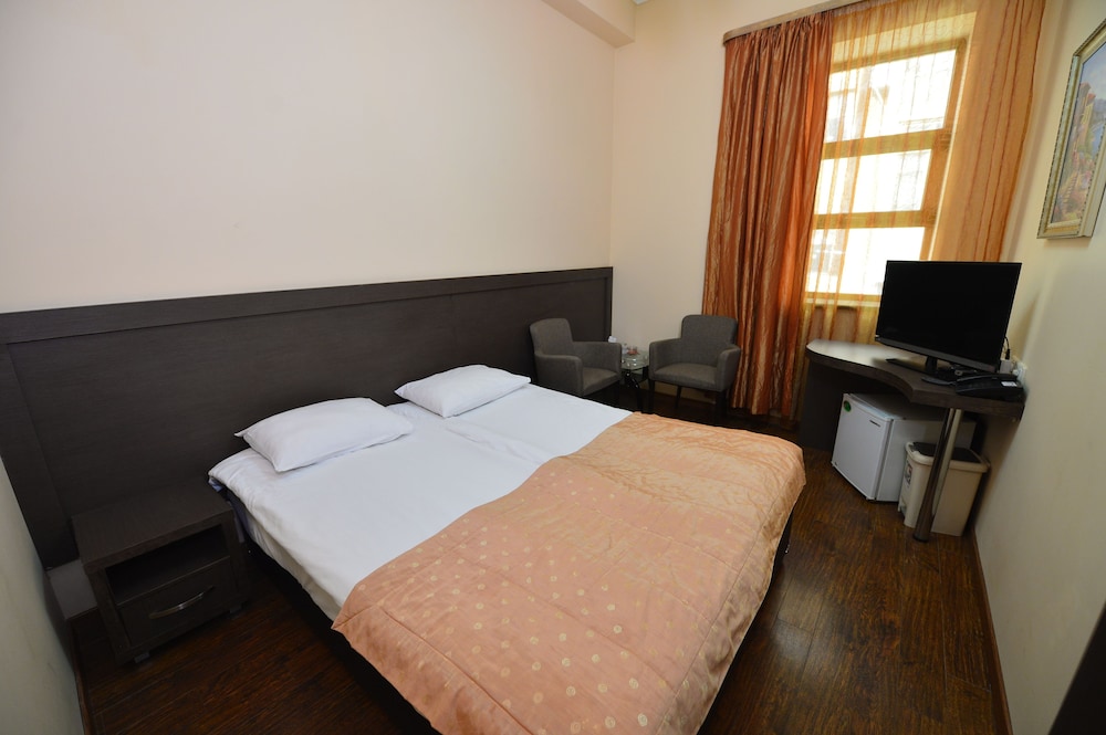 YEREVAN DELUXE HOTEL 19/61