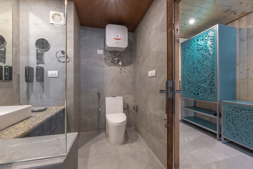 غرفة فاخرة بسرير كينج بإطلالة على الجبل بشرفة، Echor Himalayan Heights Luxe Manali 7/8