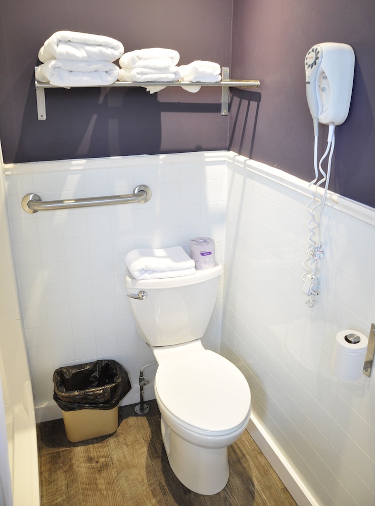 Moonlight Inn and Suites Sudbury 39/50
