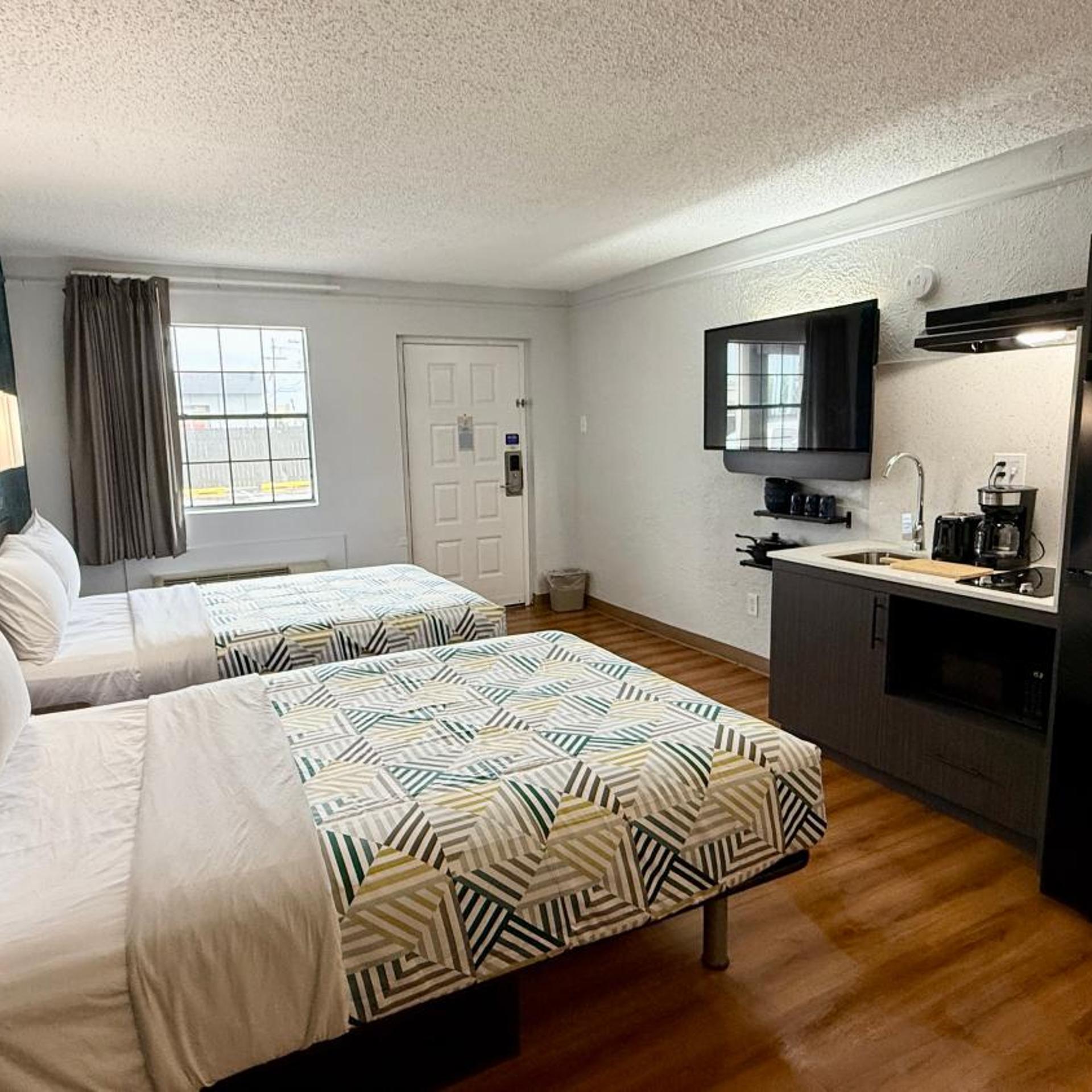 2 Full Beds - Smoking, Kitchen