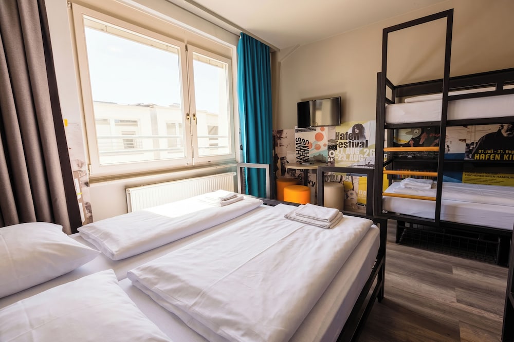 Room, 6 Beds, Twin Beds, 2 Bunk Beds