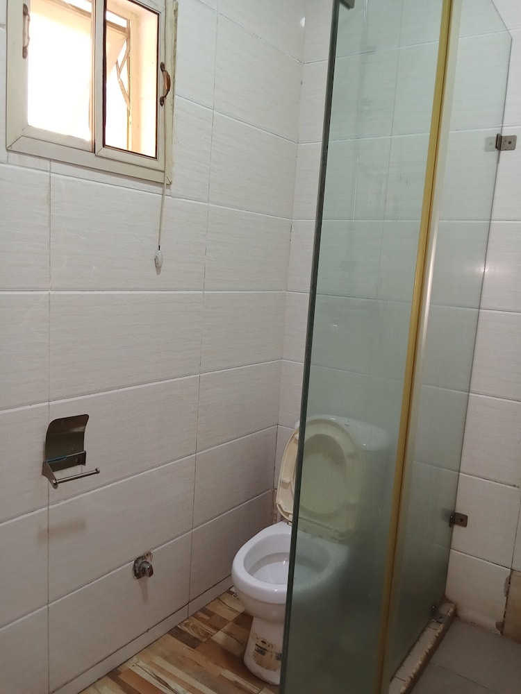 B's Hive Hotel & Suites 28/30