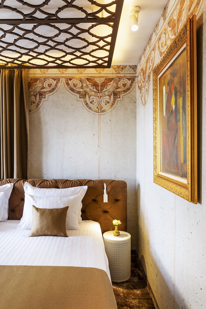 Hotel Gallery 37 26/58