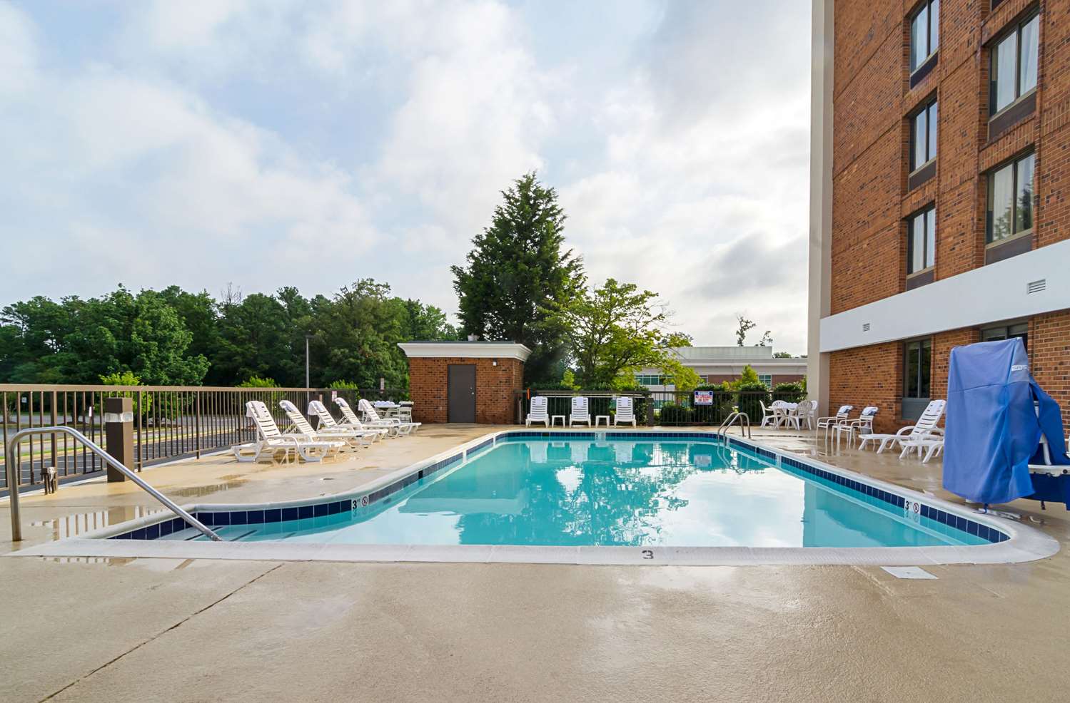 Holiday Inn & Suites Richmond - West End 15/15