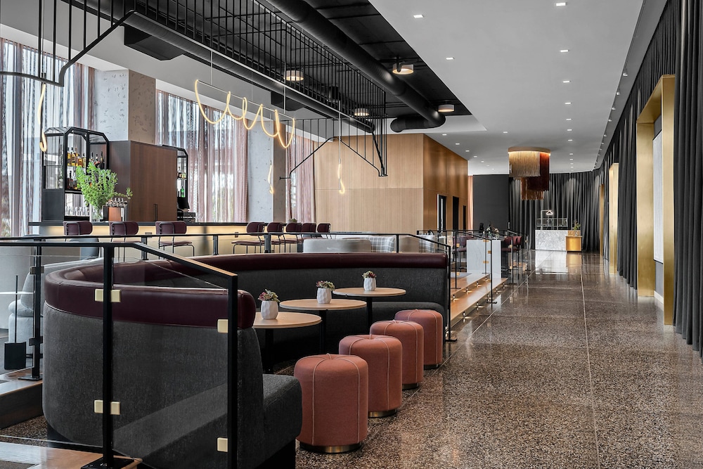 Renaissance Milwaukee West Hotel 56/57