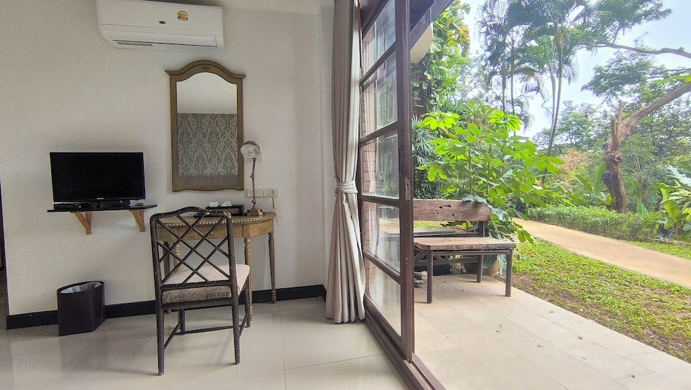 Issara Boutique Winery Hotel 65/78