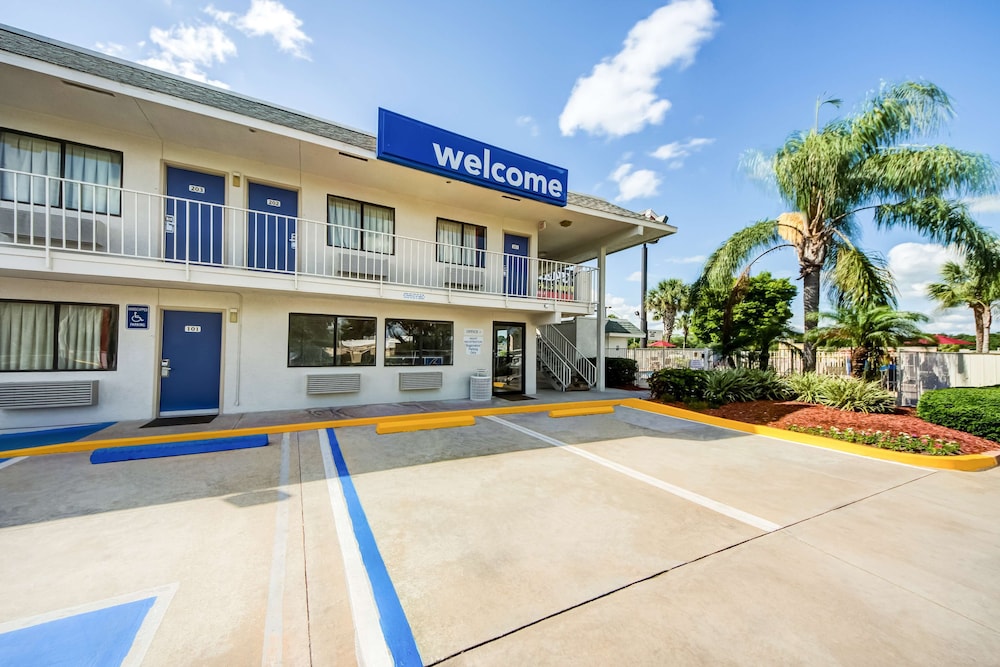 Motel6 Lakeland, FL 32/49