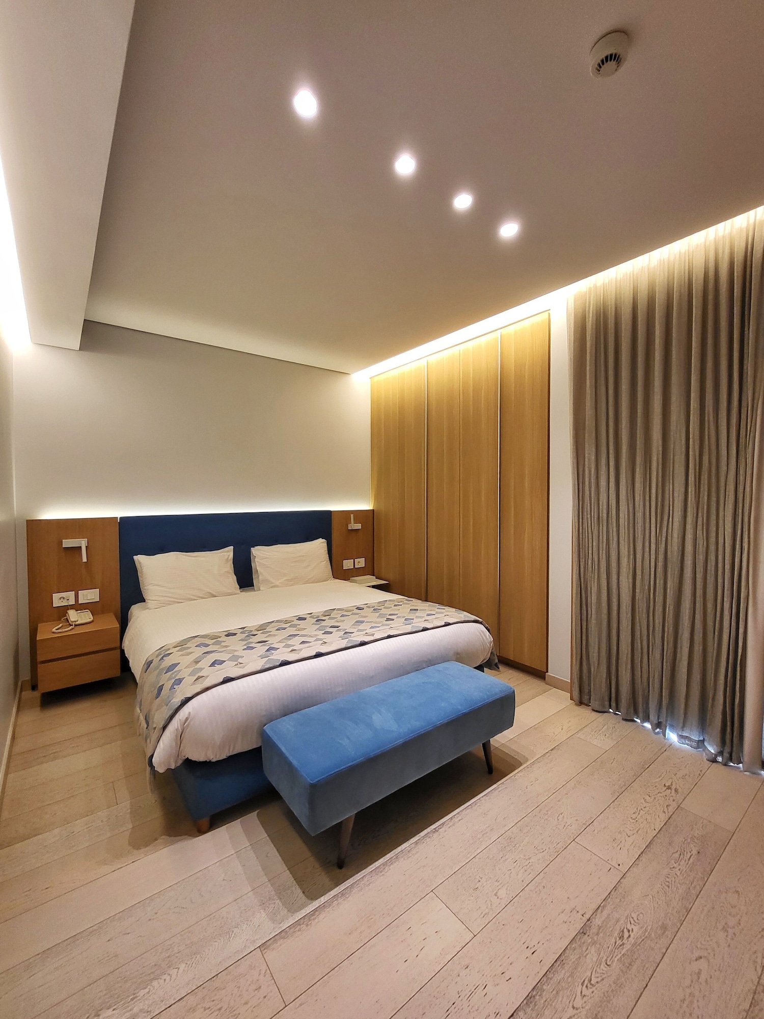 BUSINESS, DELUXE, SUITE, WITH POOL