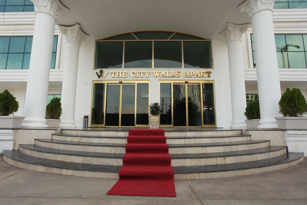 The City Walls Suit Hotel 6/44