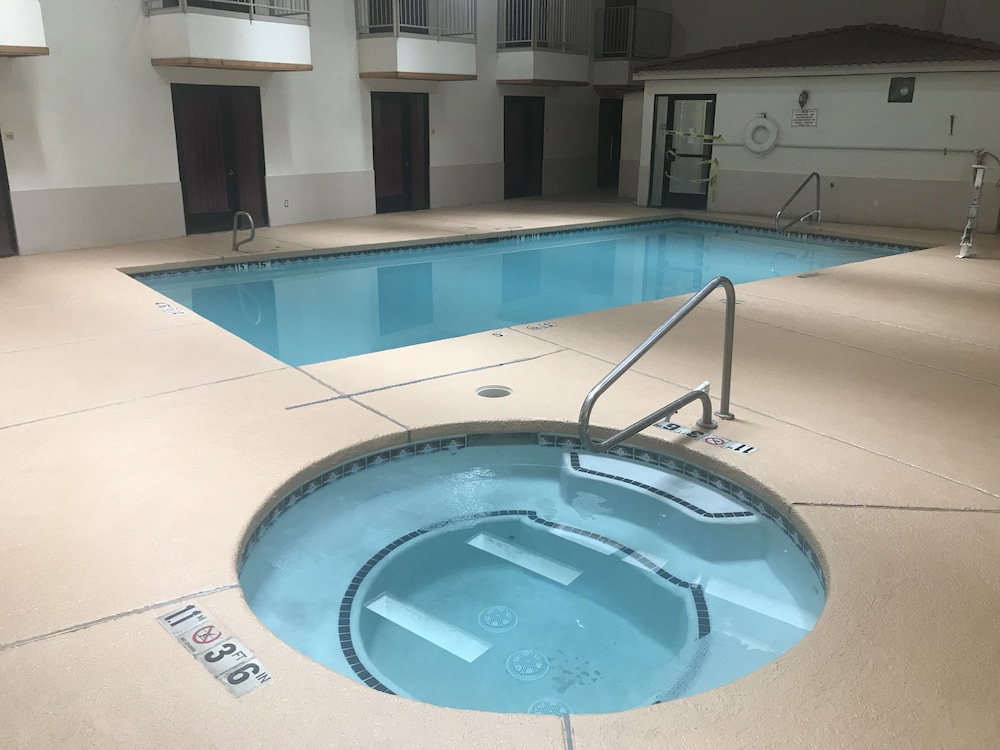 Econo Lodge West Coors Blvd 13/34