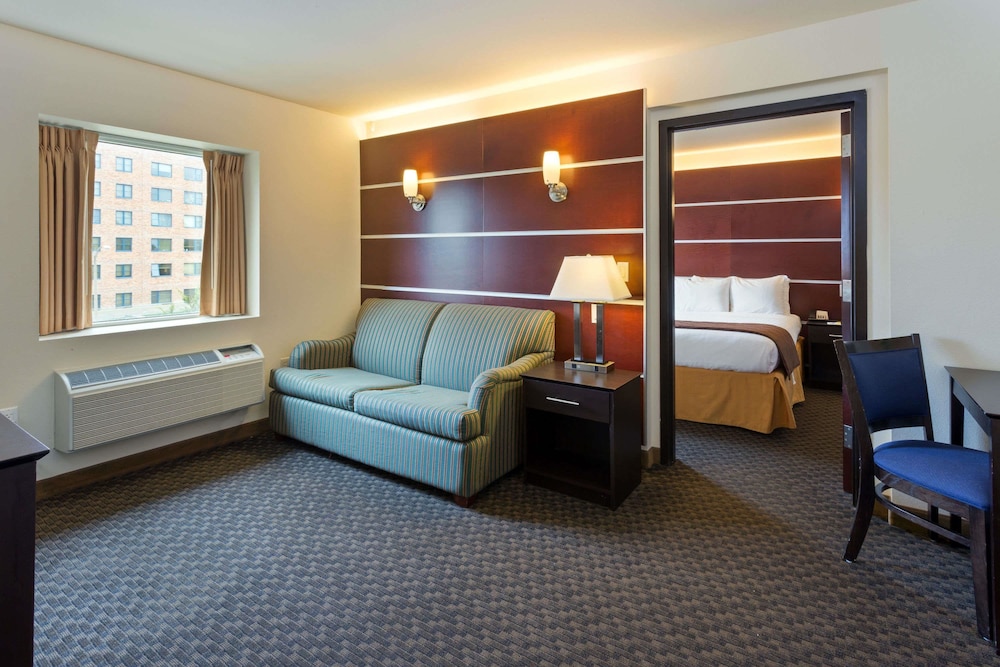 Days Inn Suites By Wyndham Milwaukee 31/40