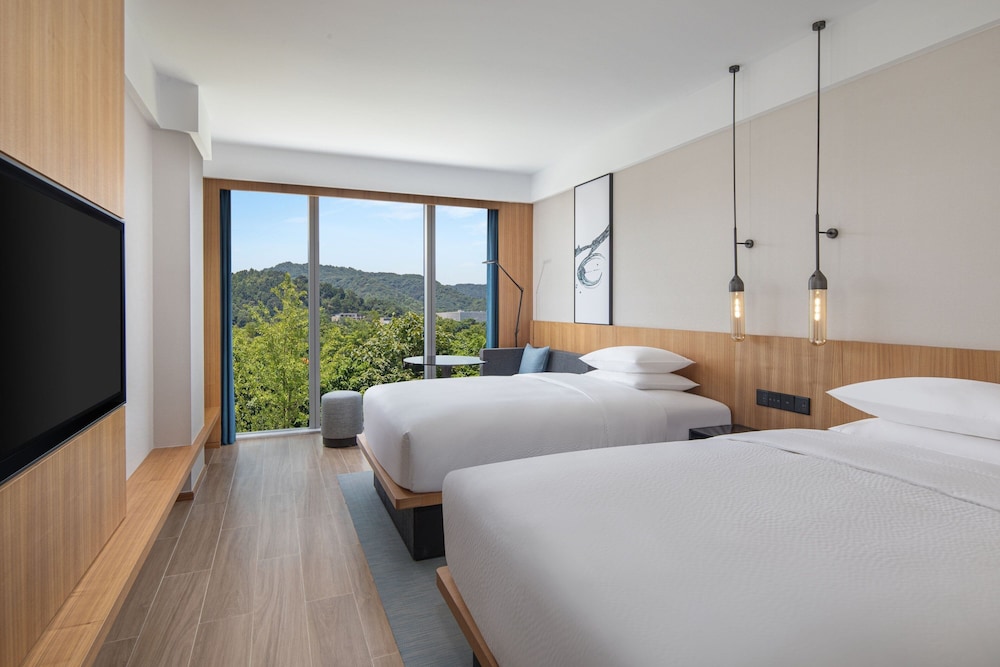 Standard, Twin Beds, Mountain View