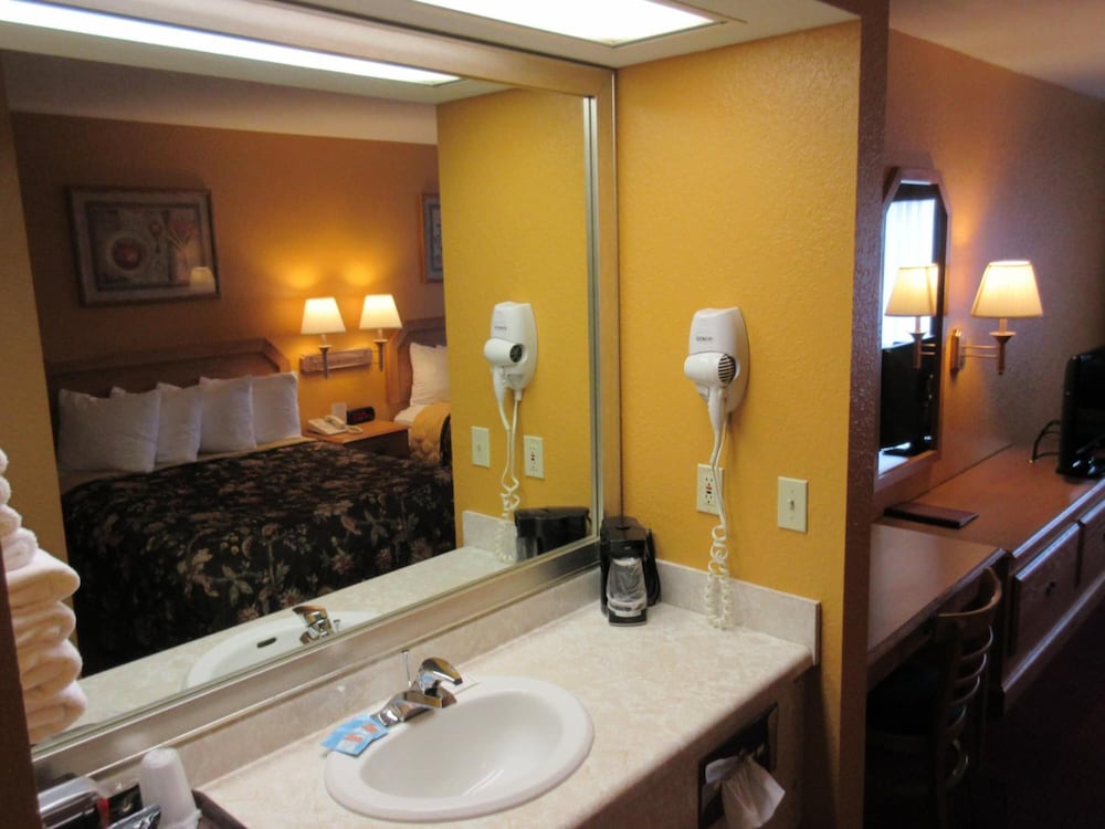 Parkfield Inn 9/30