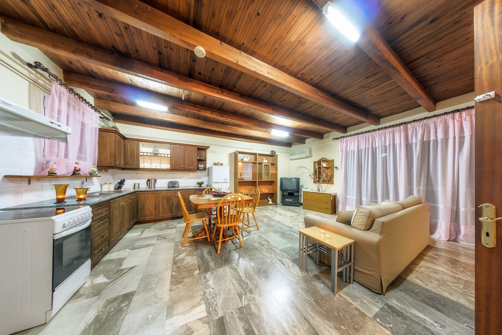 Tesys Studios & Apartments 40/50