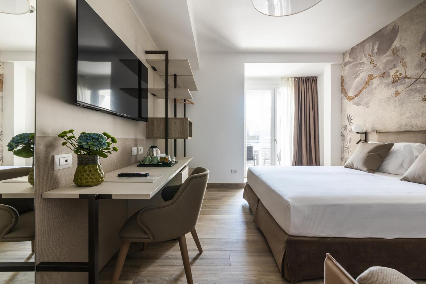 غرفة ثلاثية، Life Hotel 9/10