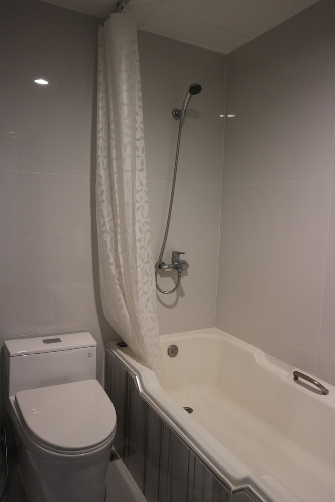 OYO 299 Crown BTS Nana Hotel 42/43
