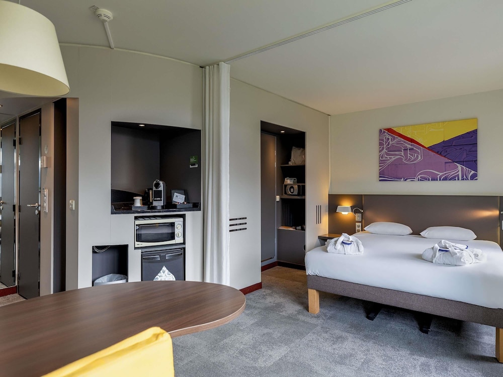 غرفة تنفيذية ثلاثية بسرير مزدوج مع أريكة، Novotel Suites Paris Stade De France 4/10