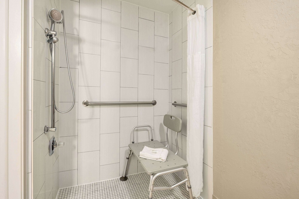 AmericInn by Wyndham Grand Rapids Airport North 57/62