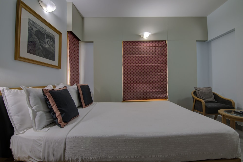 2 BEDROOMS, FAMILY, APARTMENT, KITCHENETTE