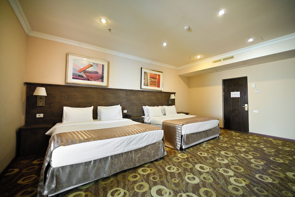 IMPERIAL PALACE HOTEL 38/73