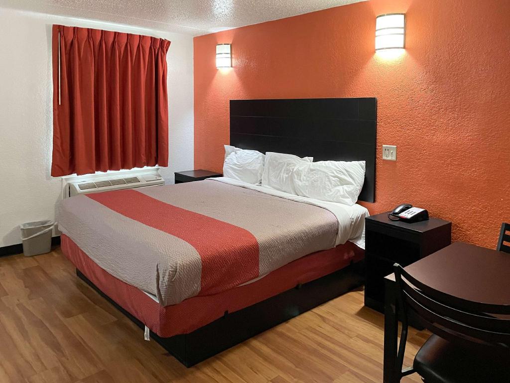 1 King Bed - Smoking, Micfridge، Studio6 Houston, TX - Brookhollow 4/9