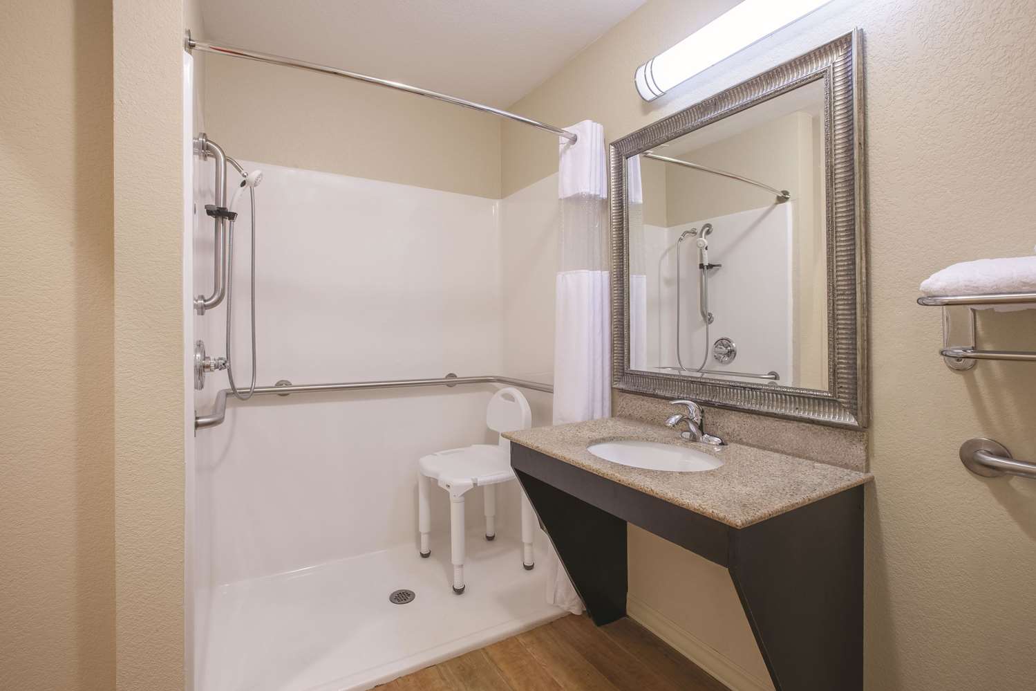 La Quinta Inn & Suites by Wyndham Garland Harbor Point 49/54