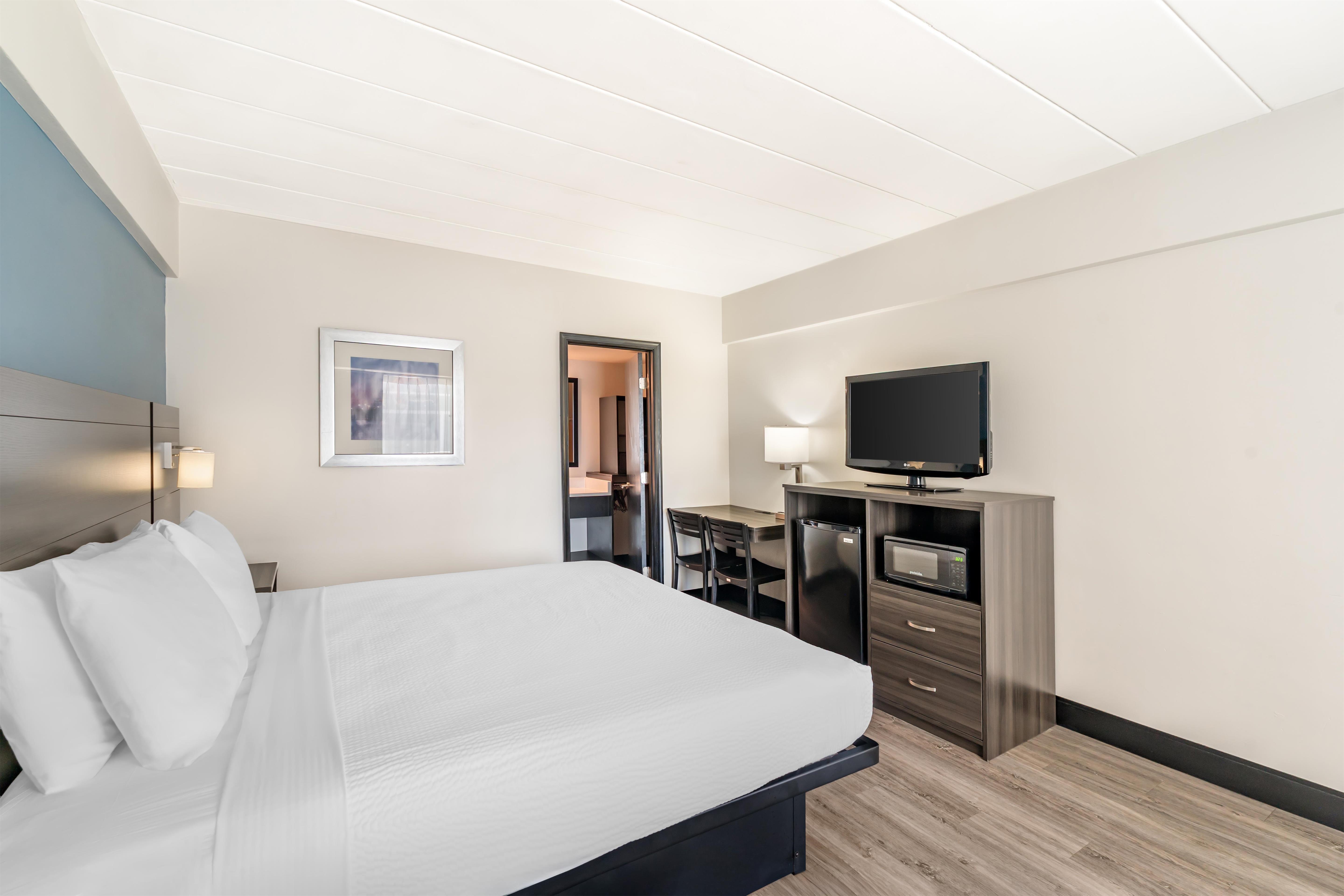 Inner, King Bed، SureStay Hotel by Best Western Virginia Beach Royal Clipper 2/10