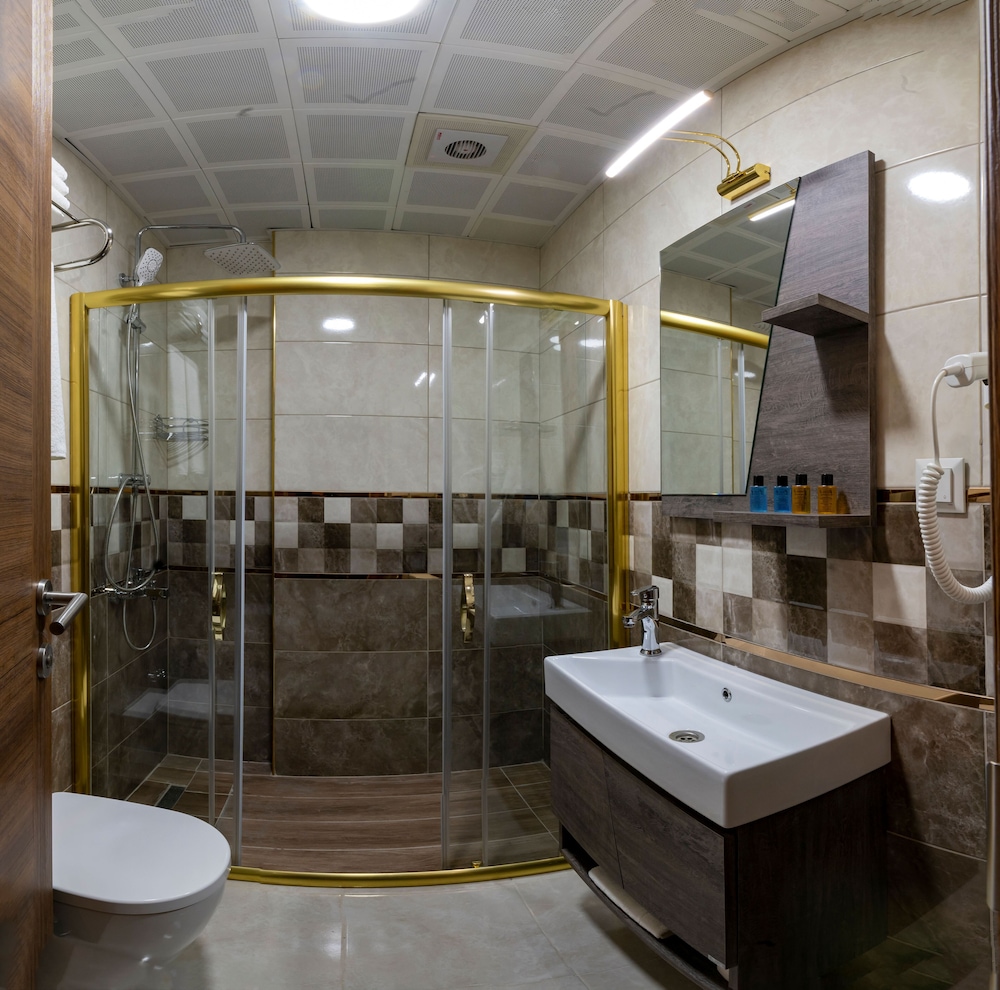 New Emin Hotel 18/20