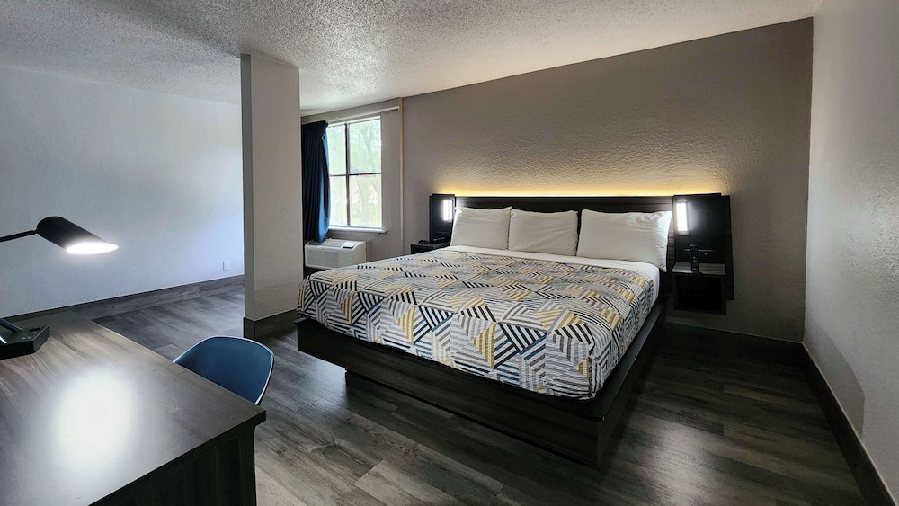 SUITE, KING BED
