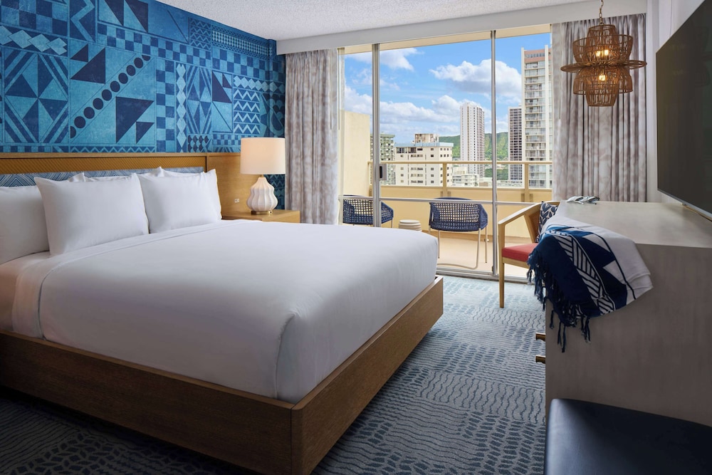 SUITE, KING BED, PARTIAL OCEAN VIEW, SOFA