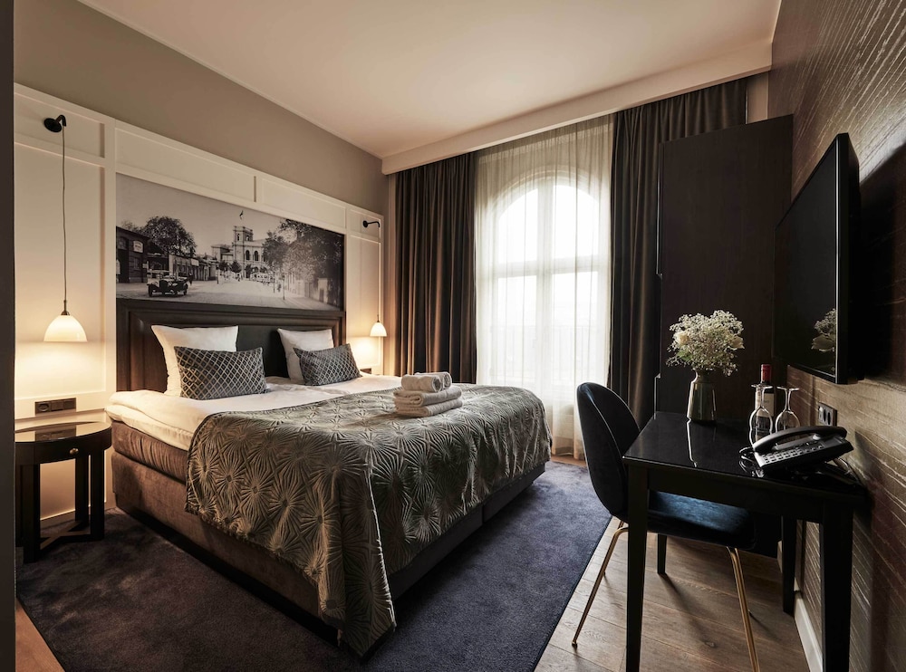 DELUXE, DOUBLE BED