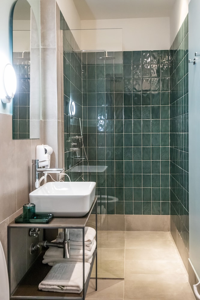 Allure Boutique Hotel 42/44