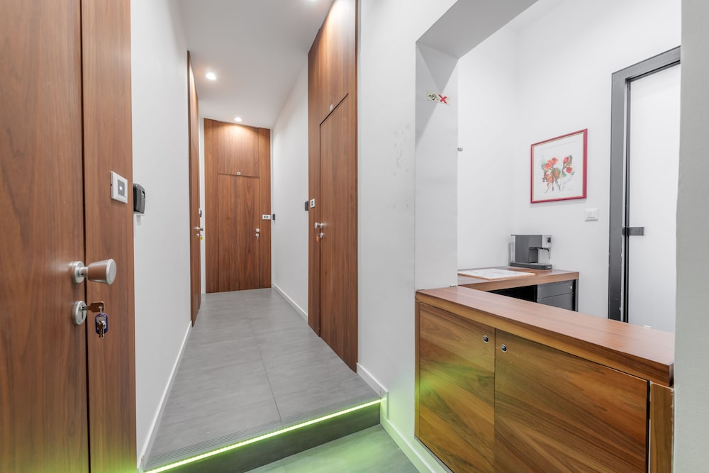 Starlight Luxury Suites 2/40