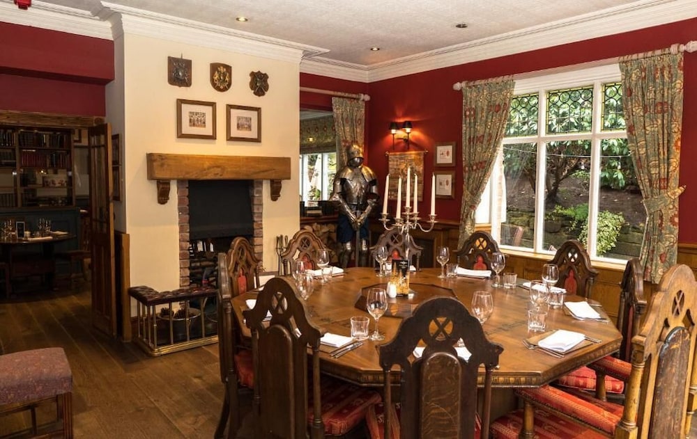 The Royal Oak Hotel And Restaurant 45/49