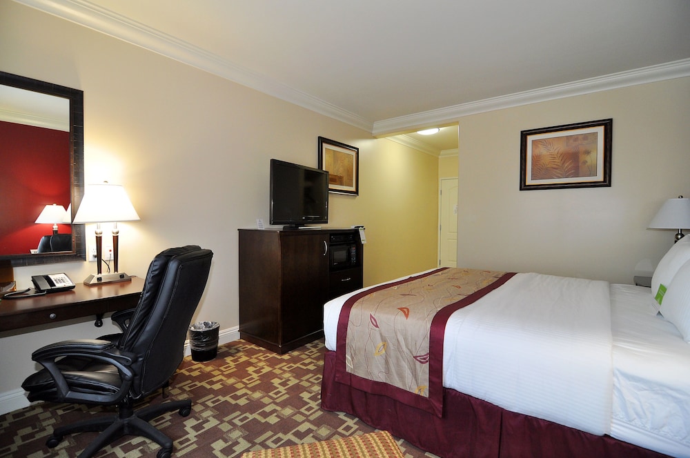 La Quinta Inn Suites Moreno Valley 13/53