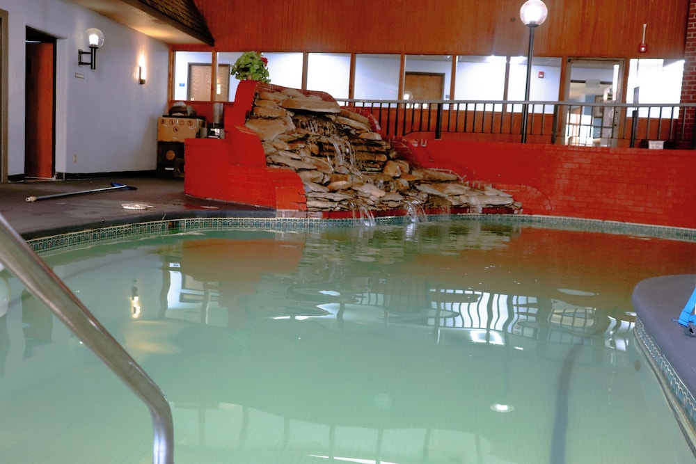 Apple Tree Inn and Suites 40/62