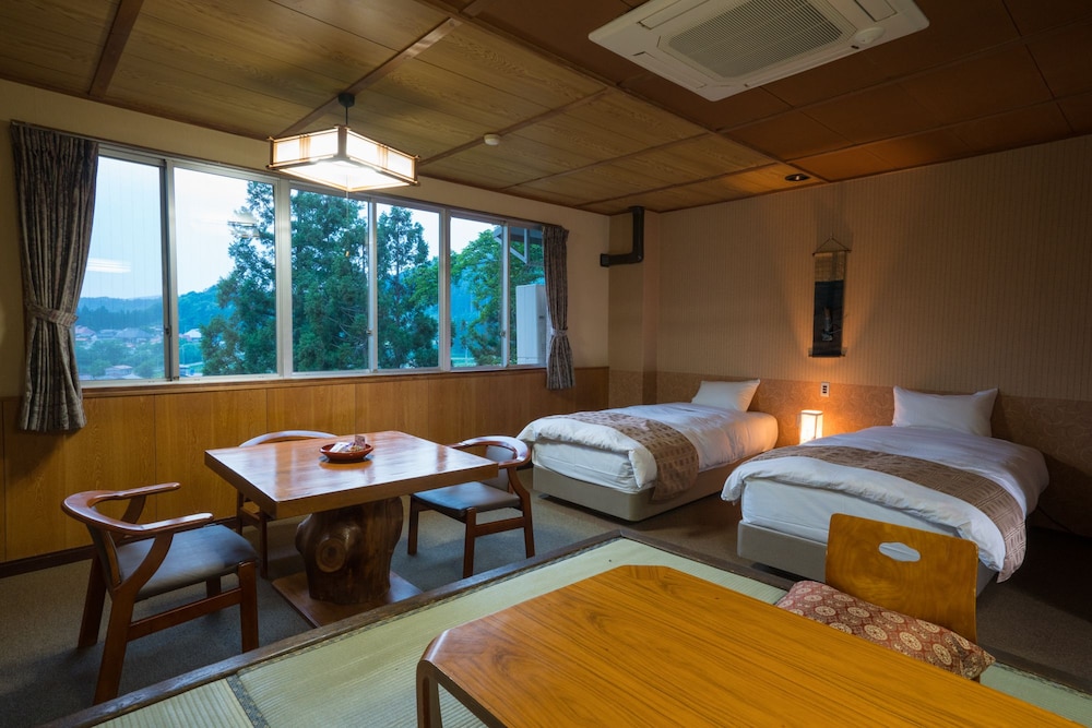 JAPANESE WESTERN, OCEAN, TWIN BEDS, 4 FUTON BEDS, MOUNTAIN VIEW