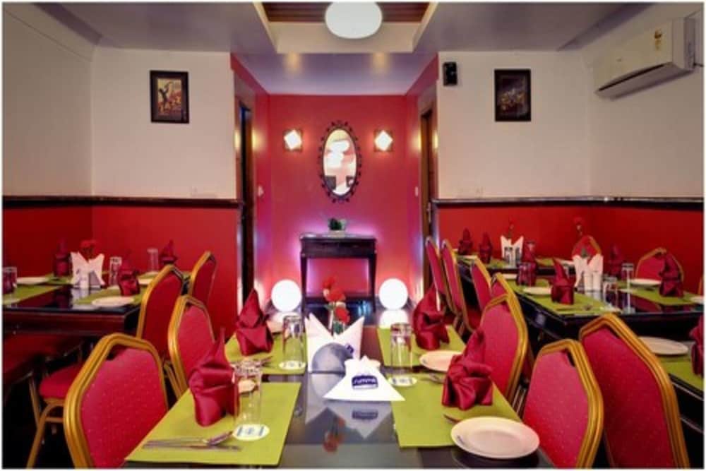 HOTEL EMBASSY 23/26