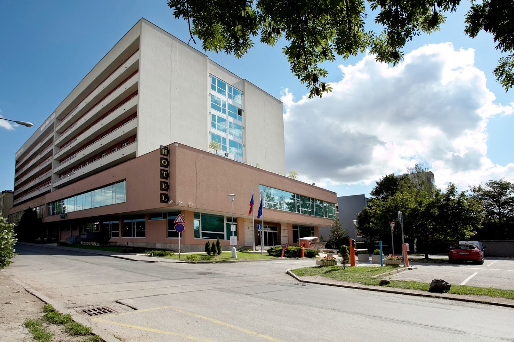 Avanti Hotel 66/72