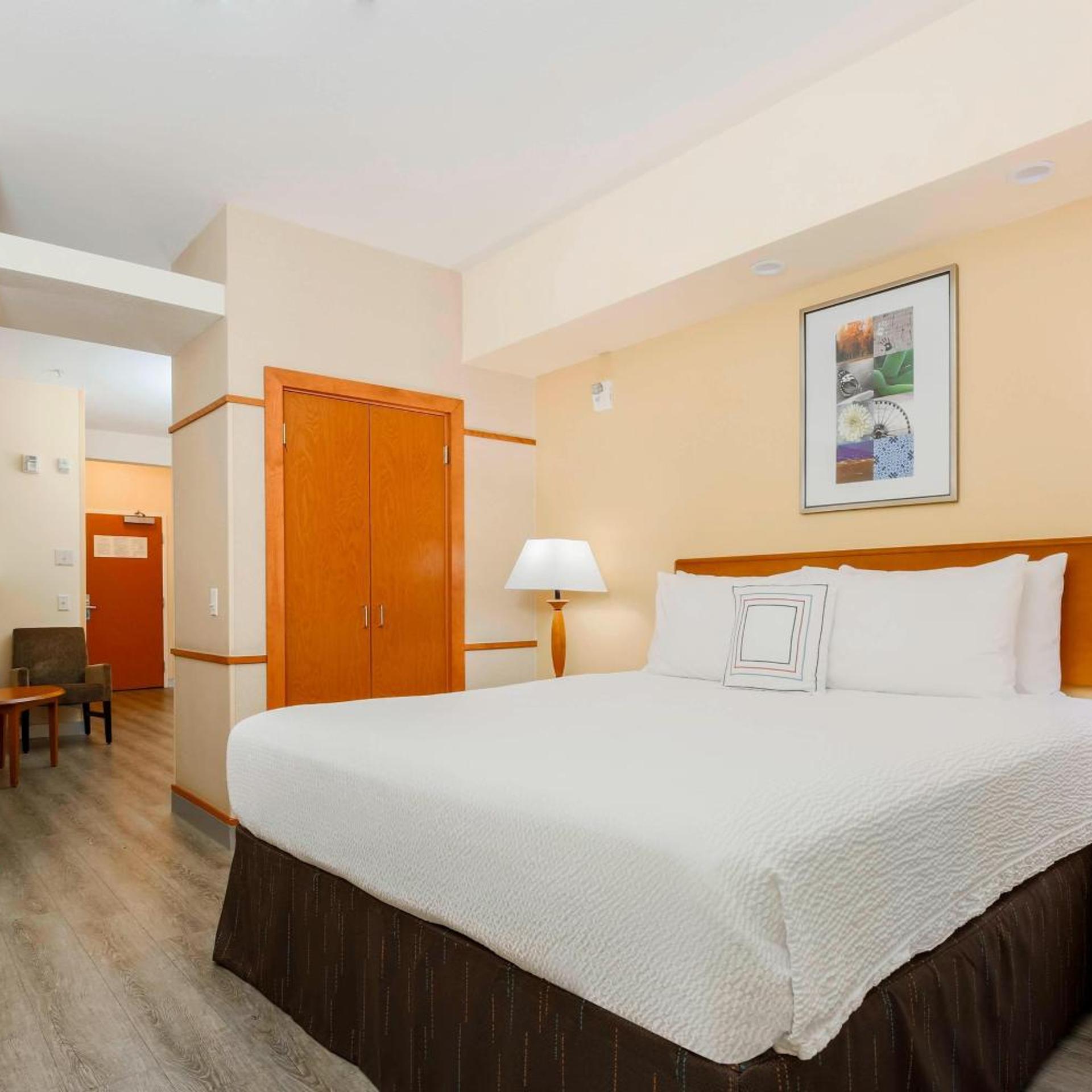 Specialty, Studio, King Bed, Sofa, Bathtub