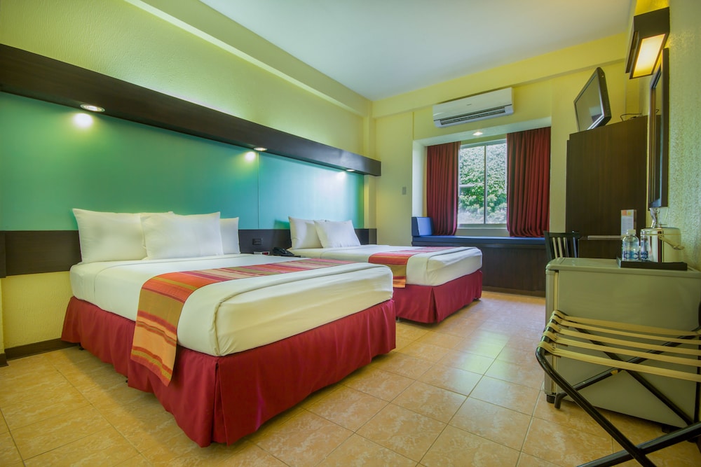 Room at Microtel by Wyndham Batangas, Santo Tomas (Calabarzon)