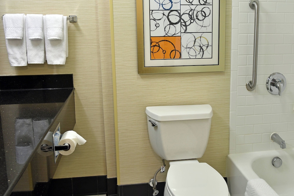 Fairfield Inn & Suites Hartford Airport 32/34